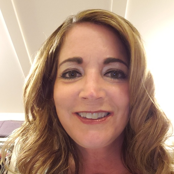 Meet your Posher, Laura - Picture 2 of 2